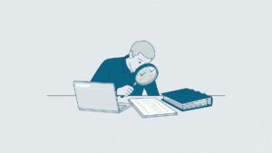 Man bekijkt met een vergrootglas zijn kredietregistratie naast een laptop en een ordner