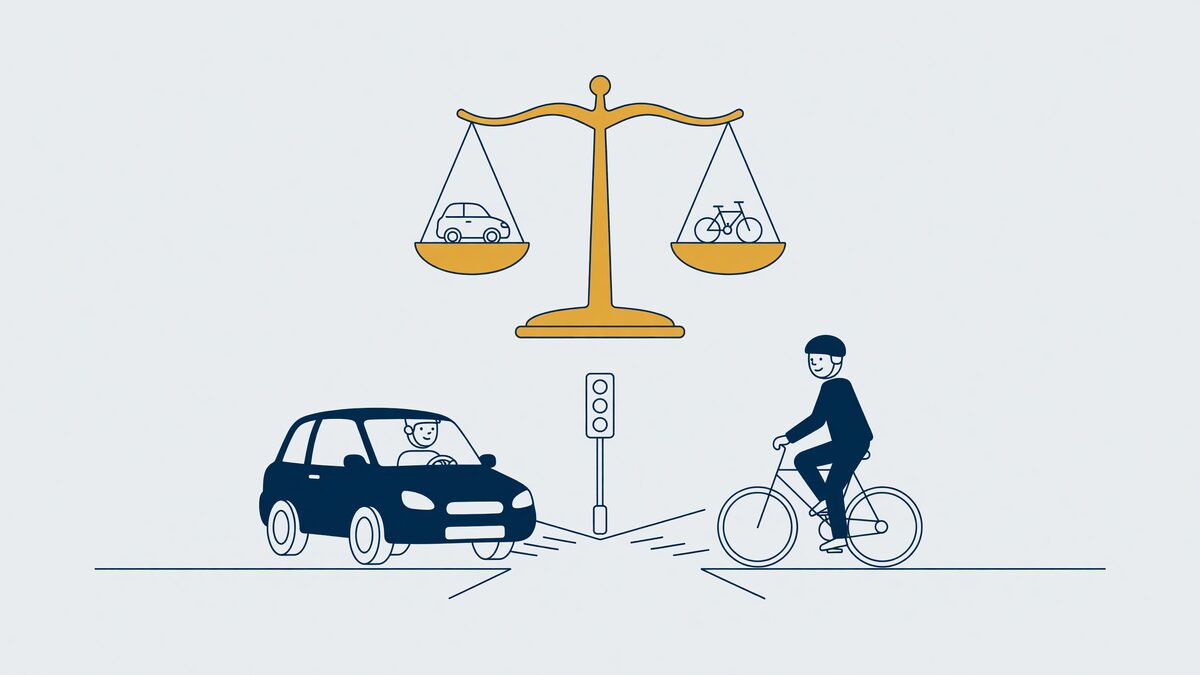 Auto en fietser op een kruispunt met daarboven een weegschaal