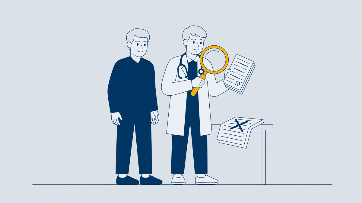 Arts bekijkt een medisch dossier met een vergrootglas na een verkeerde diagnose