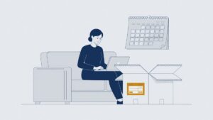 Vrouw met een laptop op schoot op een bank, naast een geopende kartonnen retourdoos met verzendlabel en een kalender aan de wand.