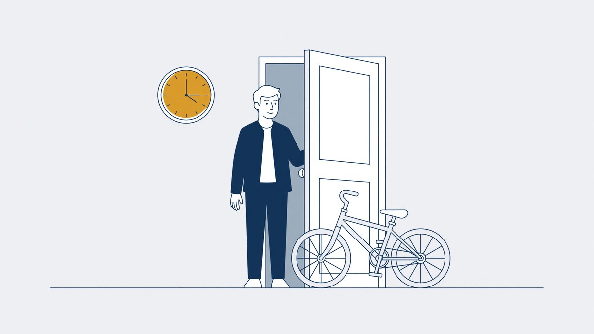 Ouder wacht bij de open voordeur naast de fiets van het kind, met de klok aan de muur