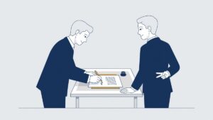 Twee mensen aan een tafel met een contract; de een zet een handtekening, de ander houdt achter zijn rug zijn vingers gekruist.