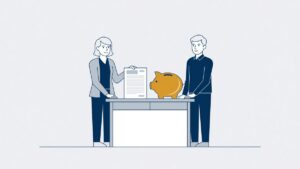 Persoon met een pensioenoverzicht en een spaarpot aan tafel
