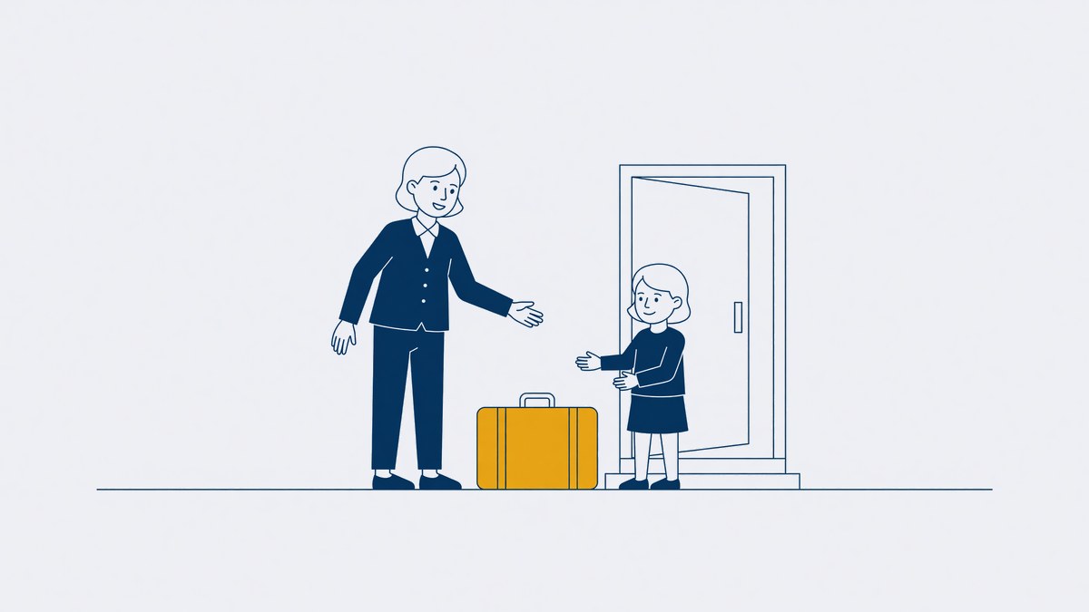 Ouder reikt naar het kind bij een deuropening, met een koffer ertussen